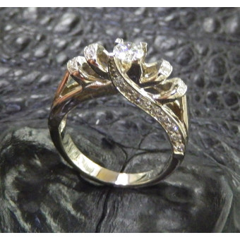 Эксклюзивное кольцо из белого золота с бриллиантовой россыпью камнейКольцо с бриллиантом