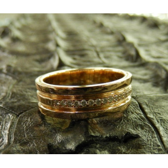 Широкие обручальные кольца с дорожкой из бриллиантовпростые из золота
