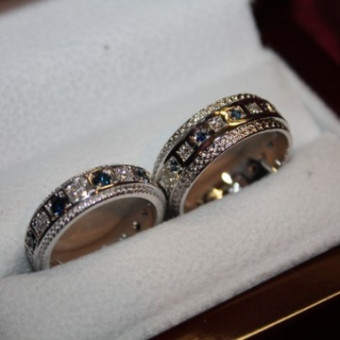 парные обручальные кольца с бриллиантами и сапфирами на черной эмали