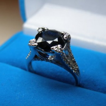 кольцо с крупным сапфиром ми бриллиантами из белого золотаБ004