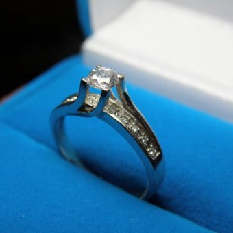 кольцо из белого золота с высокой посадкой центрального бриллианта 0,4 Ct и дорожкой бриллиантов