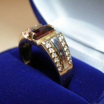 мужской перстень с гранатом и бриллиантами из желтого золота 750 пробыБ008