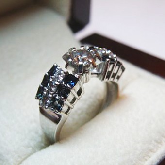 кольцо из белого золота с центральным бриллиантом 0,64 Ct и дорожками из бриллиантов и сапфиров