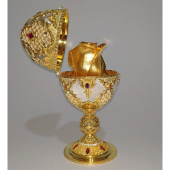 Ювелирное яйцо из золота с розой внутри с инкрустацией драгоценными камнями