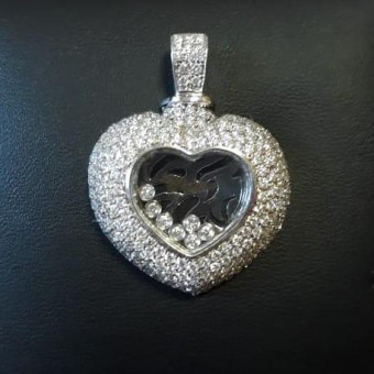Кулон сердце усыпанный бриллиантами с узором в центре